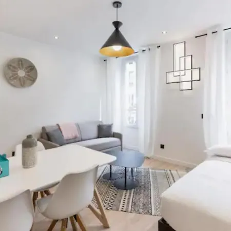Amazing 2 Bedroom Parisian Flat * פריז