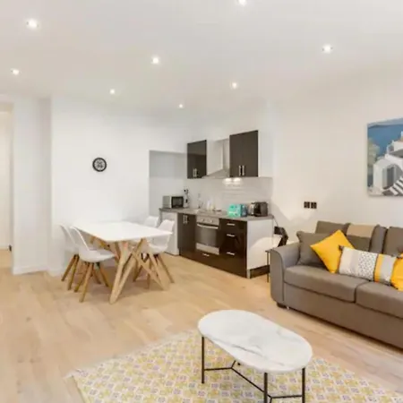 Amazing 2 Bedroom Parisian Flat דירה פריז